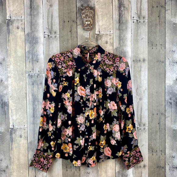 Free People Hold On To Me Floral Print Blouse in Black Combo Size Medium. - Picture 3 of 15
